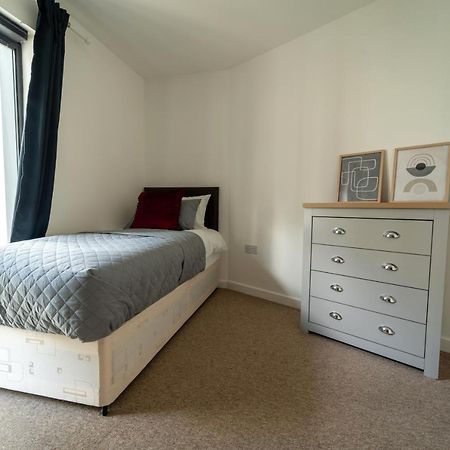 Spacious Apartment In Woking Town Centre Exterior foto