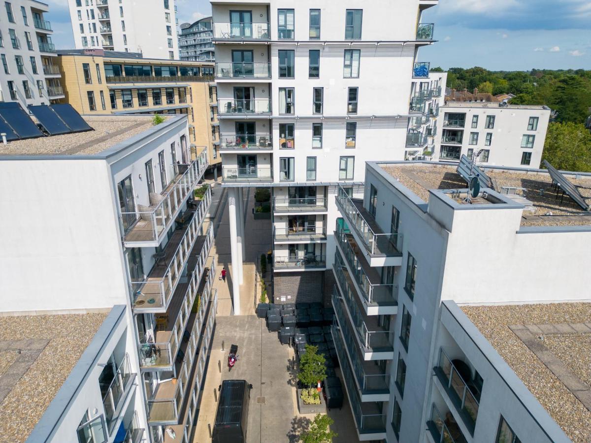 Spacious Apartment In Woking Town Centre Exterior foto