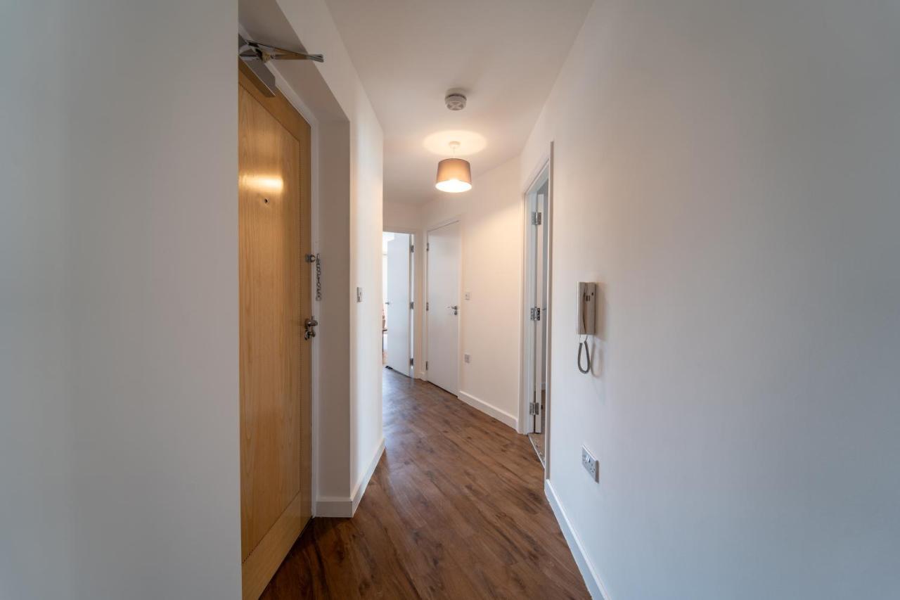 Spacious Apartment In Woking Town Centre Exterior foto